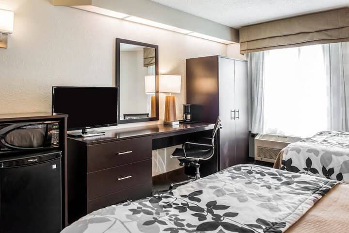 Room 4 of 16