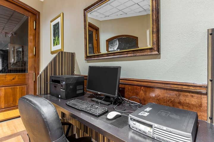 Business Center 22 of 25