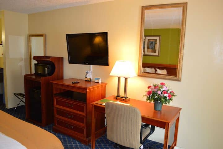Room 11 of 25