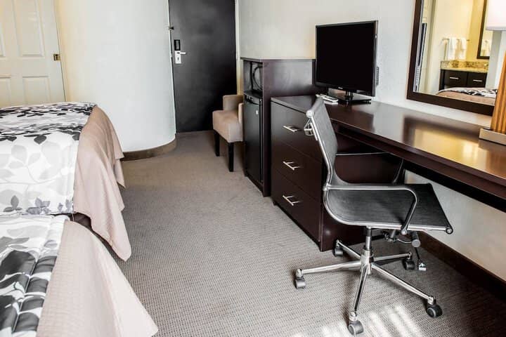 Room 8 of 16