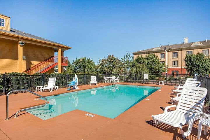 Pool 17 of 24